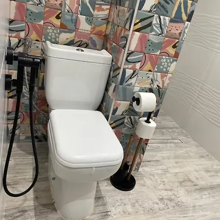 3 Bedroom Apt, Spacious, Near South Park *