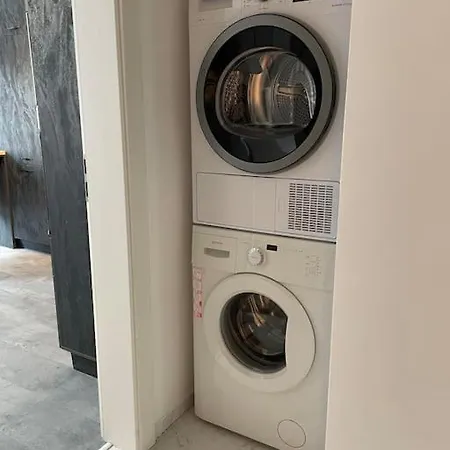 3 Bedroom Apt, Spacious, Near South Park Apartment