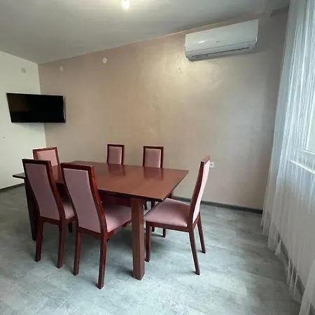 Apartment 3 Bedroom Apt, Spacious, Near South Park *