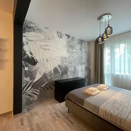 Apartment 3 Bedroom Apt, Spacious, Near South Park *