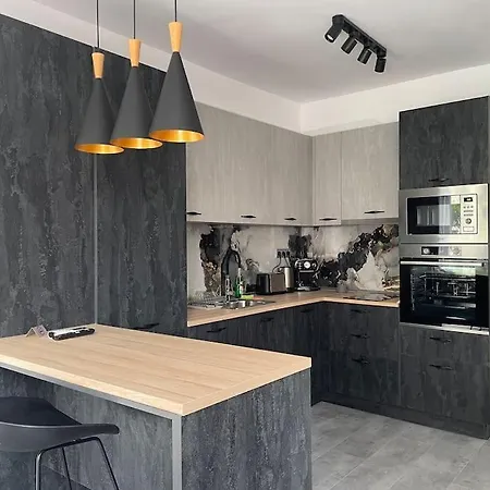 3 Bedroom Apt, Spacious, Near South Park *