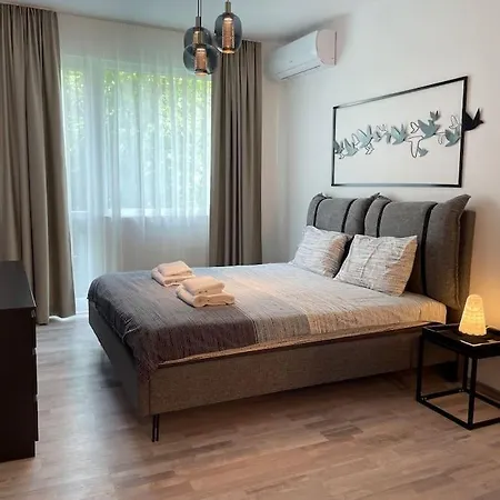 3 Bedroom Apt, Spacious, Near South Park *