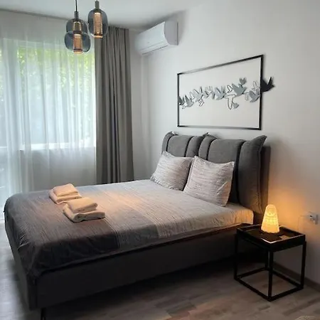 Apartment 3 Bedroom Apt, Spacious, Near South Park *